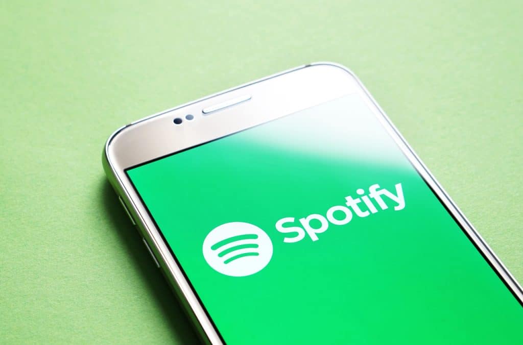 Logo do Spotify aberto em smartphone