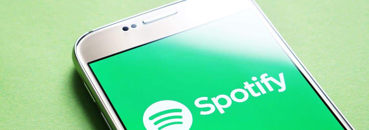 Logo do Spotify aberto em smartphone