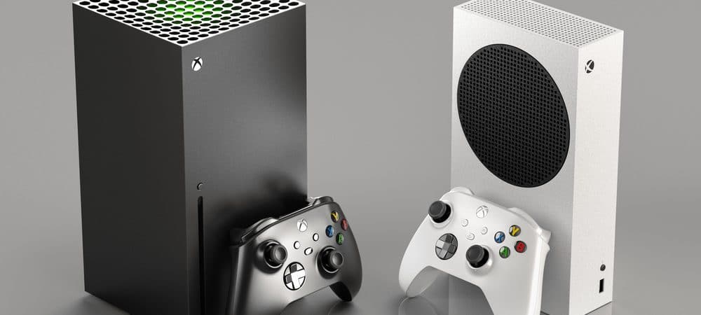 Imagem mostra os dois consoles de videogame da Microsoft, o Xbox Series E e o Xbox Series X, um ao lado do outro, acompanhados de seus respectivos controles.