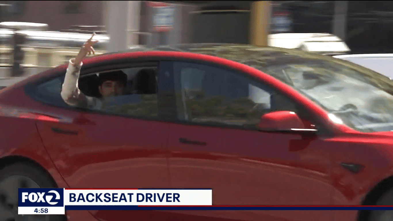 De novo: Tesla é flagrado no piloto automático, enquanto motorista está no banco de trás. Imagem: Fox/Reprodução