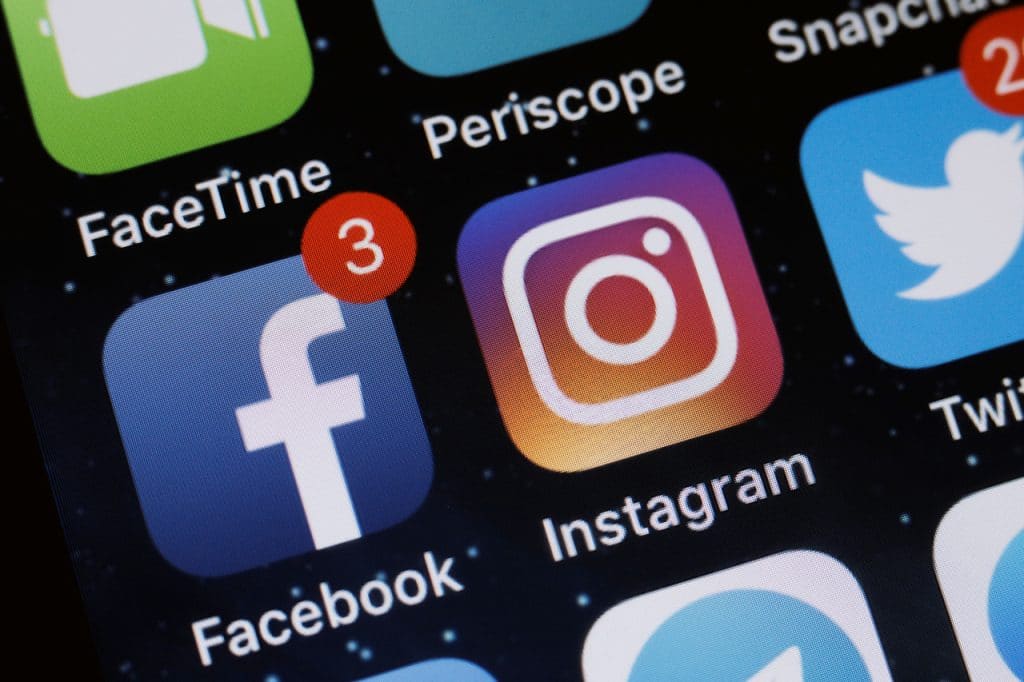 Apps Facebook e Instagram exibidos em smartphone