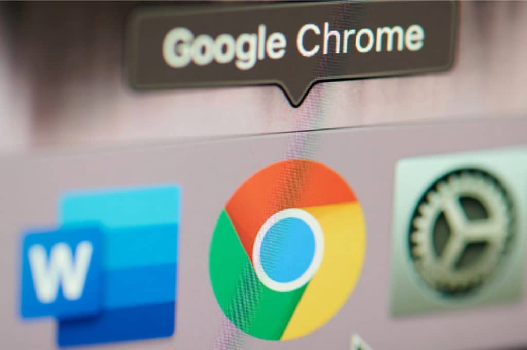Imagem mostra a logomarca do navegador Google Chrome em uma barra de tarefas de um computador da Apple