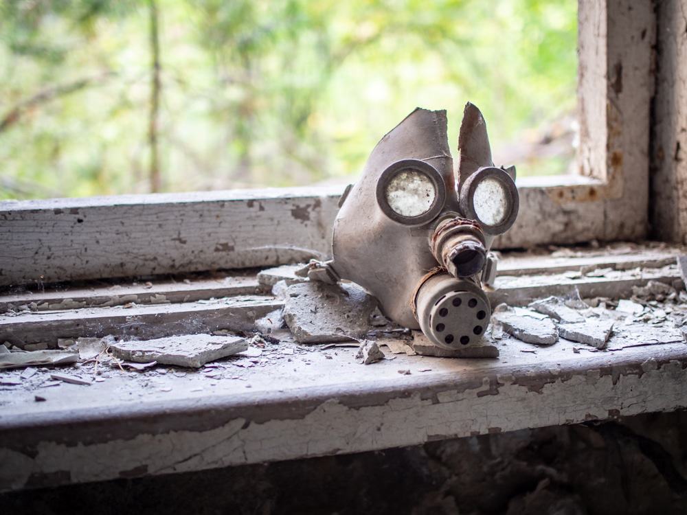 Máscara de gás em uma escola primária abandonada na cidade de Pripyat, Zona de Exclusão de Chernobyl, Ucrânia