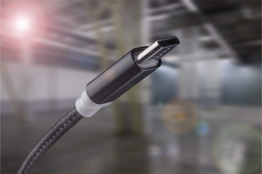 Imagem mostra um cabo USB-C de cor preta e cinza. Modelo adquiriu maior capacidade energética recentemente.