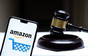 Logo da Amazon exibido em celular ao lado de um martelo de tribunal