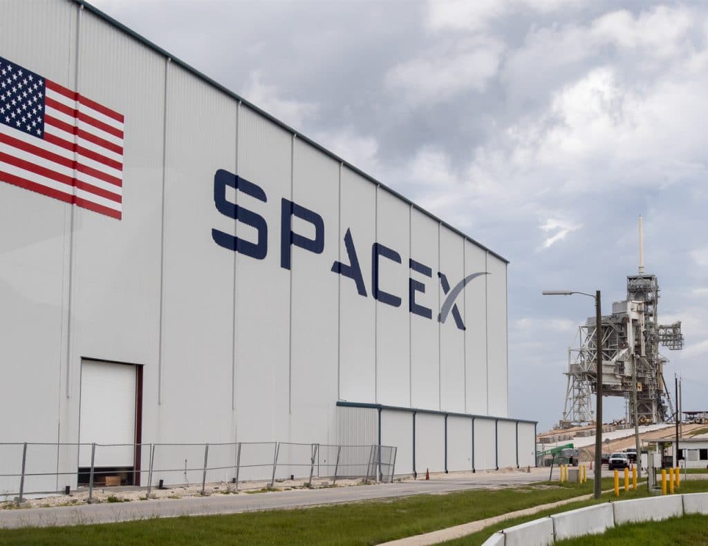 Imagem mostra a fachada frontal da SpaceX