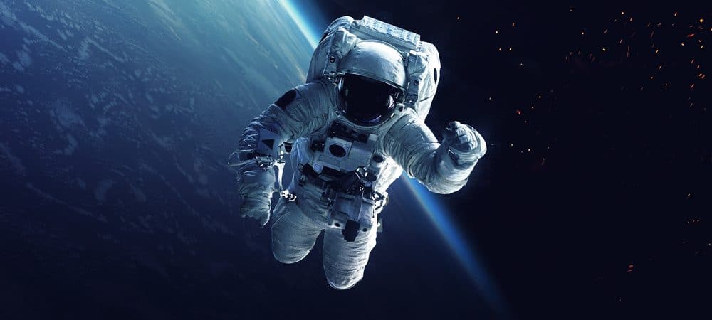 Astronauta na caminhada espacial