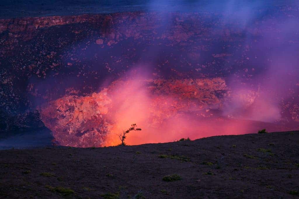 Imagem mostra a caldeira do Mauna Loa, um vulcão no Havaí: cientistas vêm chamando a atenção para a possibilidade de uma erupção deste que é o maior vulcão do mundo