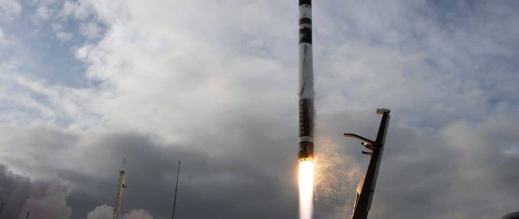 Imagem mostra o foguete Electron, da Rocket Lab, em pleno lançamento