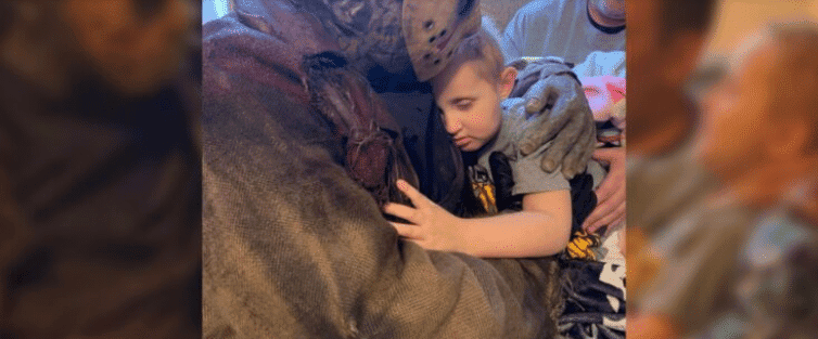 Jason Voorhees visita fã de 5 anos em estado terminal de câncer: "te amo, Jason". Imagem: Instagram/Reprodução