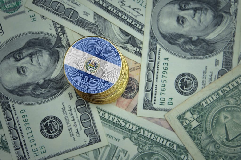 Ilustração de bitcoin com bandeira de El Salvador ao lado de cédulas de dólar
