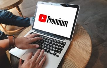 Logo do YouTube Premium em notebook