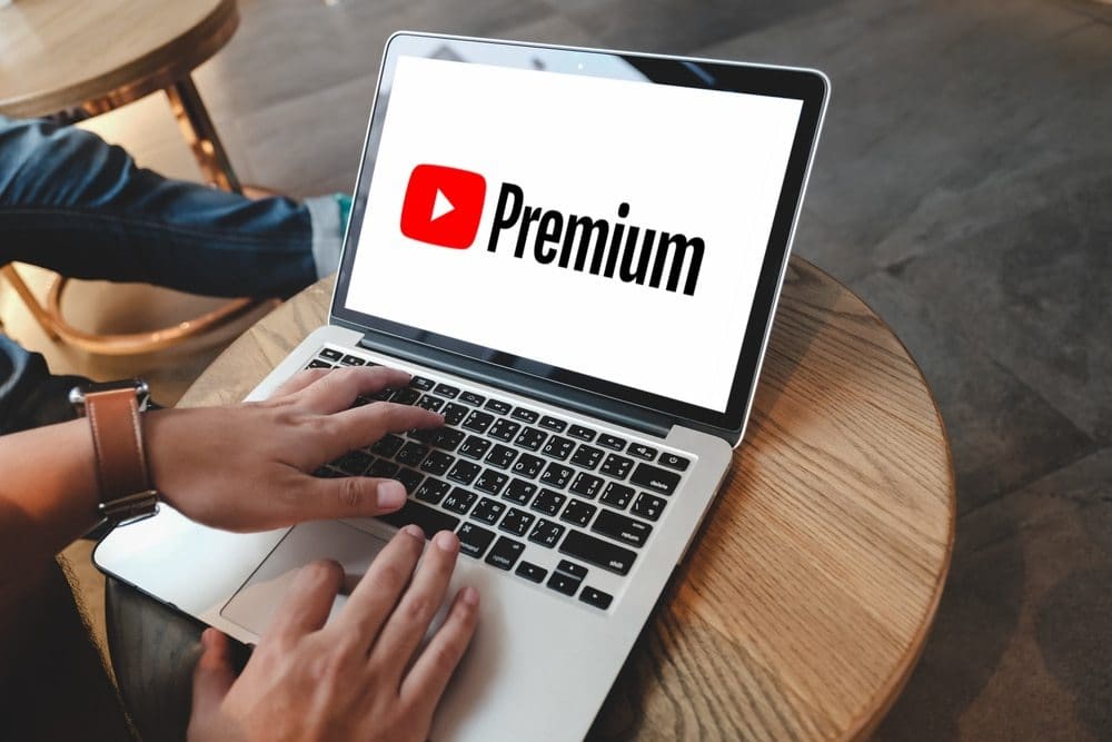 Logo do YouTube Premium em notebook