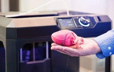 Engenheiro demonstra o coração impresso em uma impressora 3D