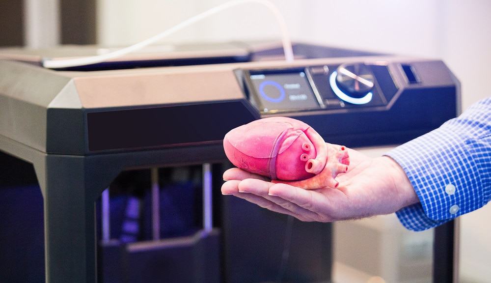 Engenheiro demonstra o coração impresso em uma impressora 3D