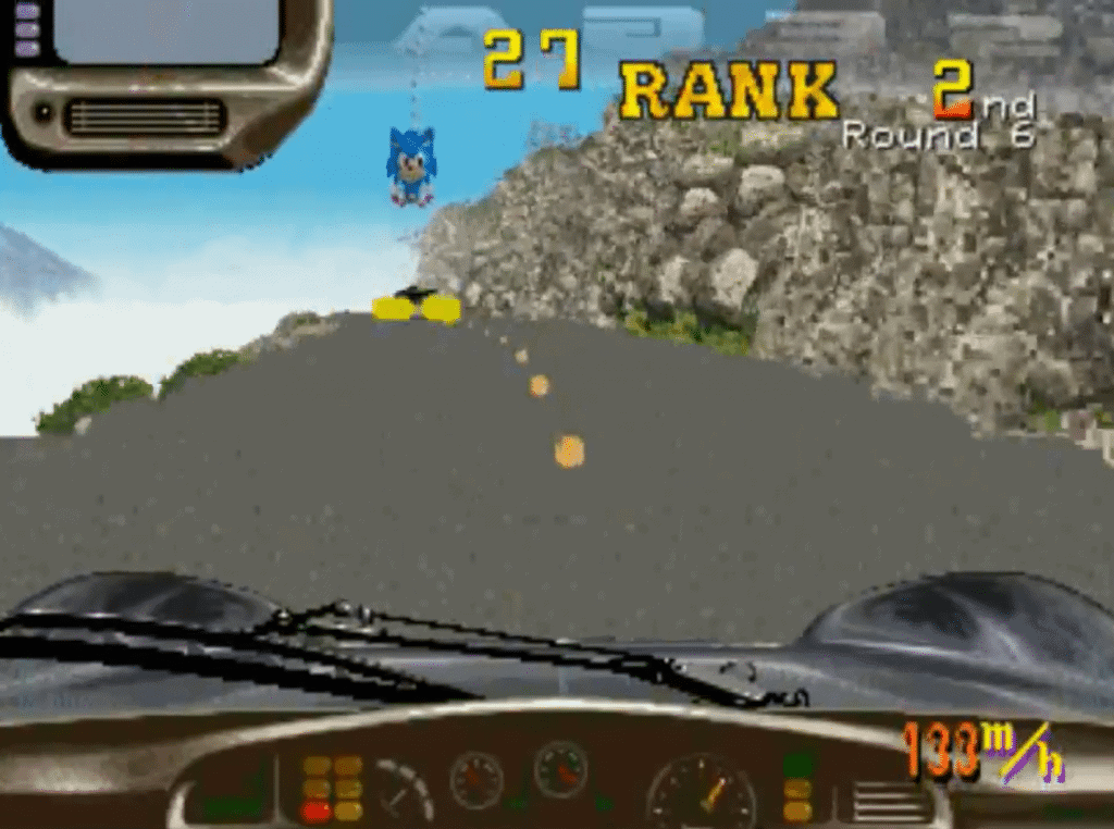 Tela do jogo Rad Mobile, em que um boneco do Sonic aparece como penduricalho dentro do veículo.