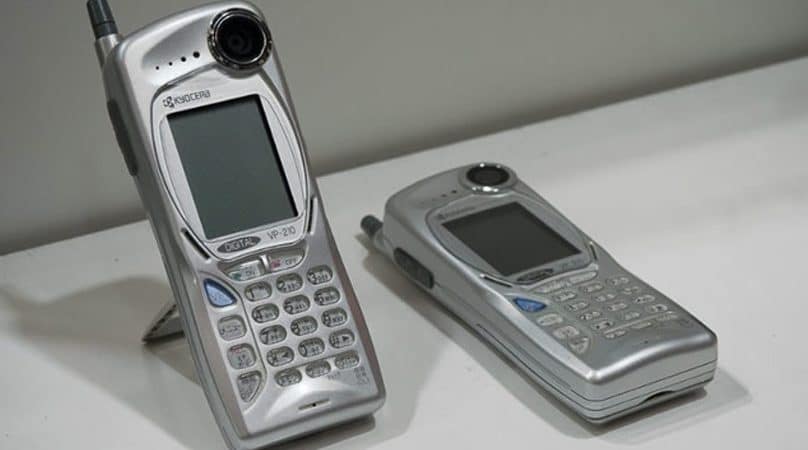Imagem mostra o Kyocera VP-210, primeiro smartphone lançado comercialmente no Japão, em 1999