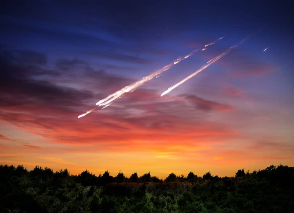 El estudio puede ayudar a predecir los impactos de asteroides y meteoritos en la Tierra 2 Imagen muestra arte que simula meteoritos descendiendo hacia la Tierra
