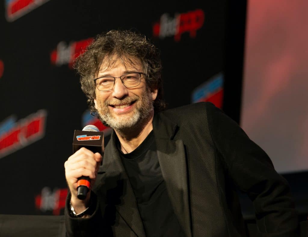 Neil Gaiman em painel durante a New York Comic Con de 2018.