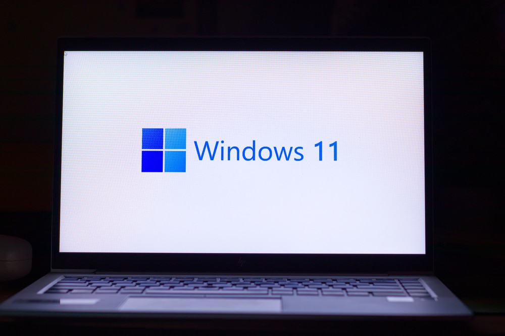 Logo do Windows 11 na tela de um laptop