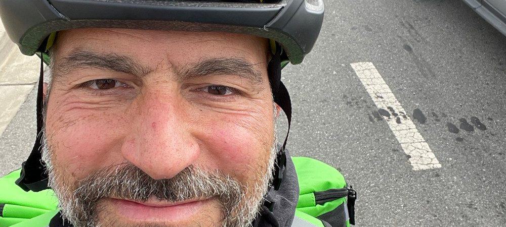 Na imagem, Dara Khosrowshahi, CEO da Uber, realizando entregas pelo Uber Eats nas ruas de São Francisco, nos Estados Unidos; ele aparece com capacete, de bicicleta e mochila de entrega