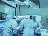 Médico perde licença por esculpir assinatura no fígado de pacientes