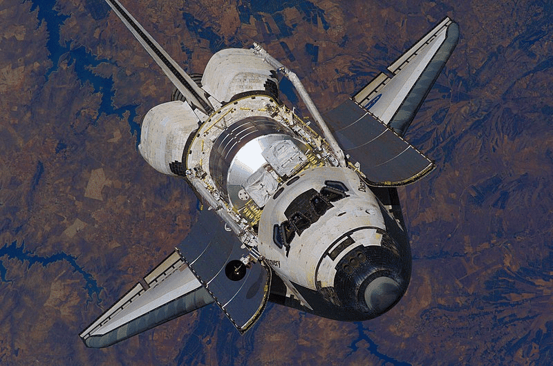 Ônibus Espacial Discovery em órbita, se aproximando da Estação Espacial Internacional em 6 de julho de 2006