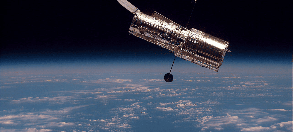 Telescópio Espacial Hubble fotografado a partir da Discovery em 1997