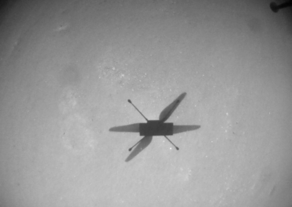 Sombra do helicóptero Ingenuity da Nasa na superfície de Marte