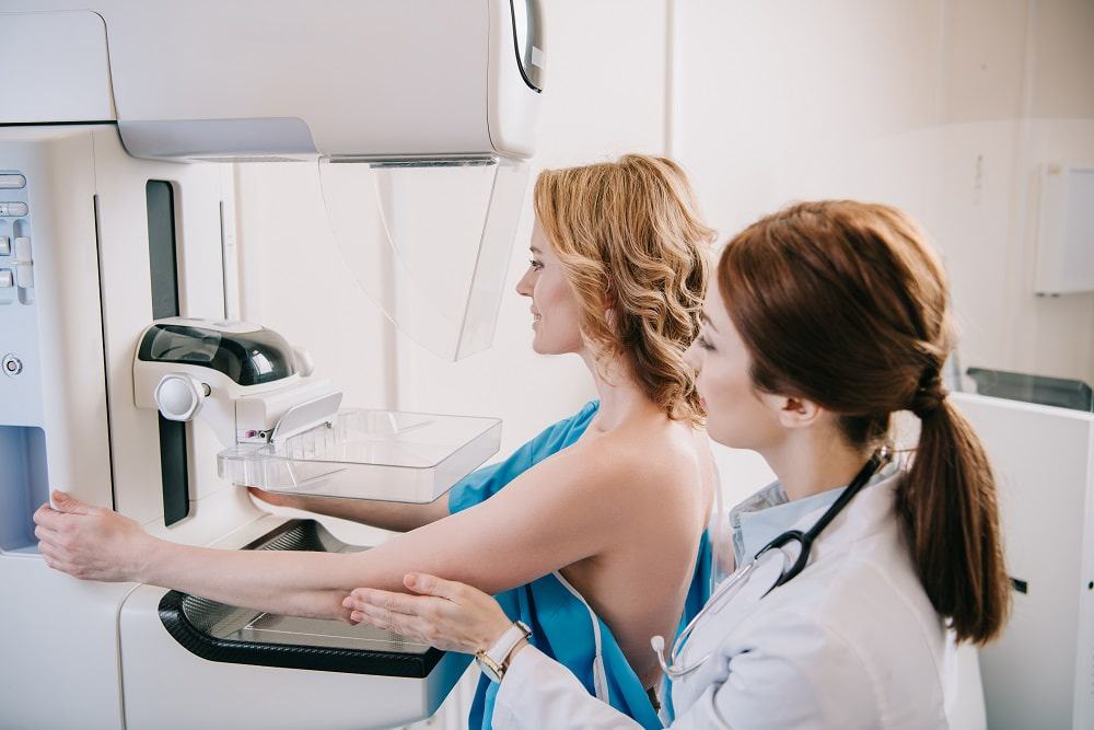 mulher realizando mamografia