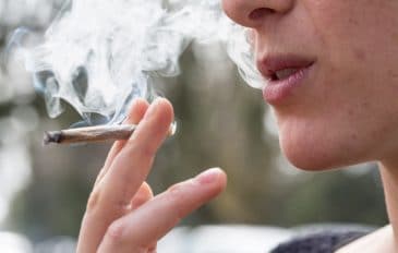Mulher fumando cigarro de maconha