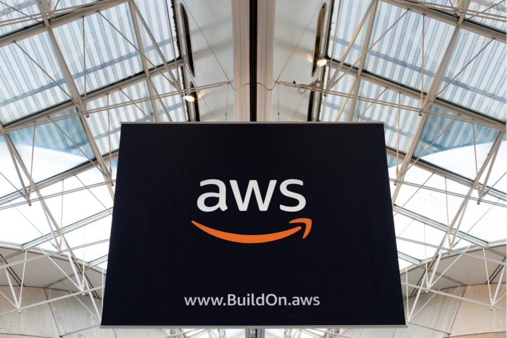 Imagem mostra a logomarca da Amazon Web Services, que baniu o Grupo NSO pelo uso do spyware Pegasus