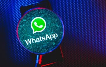 Imagem mostra uma lupa aumentando a imagem do ícone do WhatsApp