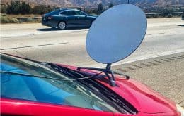 Motorista é multado por afixar antena da Starlink no capô do carro