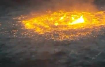Imagem mostra fogo no meio do oceano, mais precisamente próximo a uma plataforma de petróleo no Golfo do México