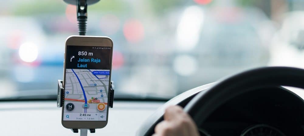 celular com GPS suspenso em carro