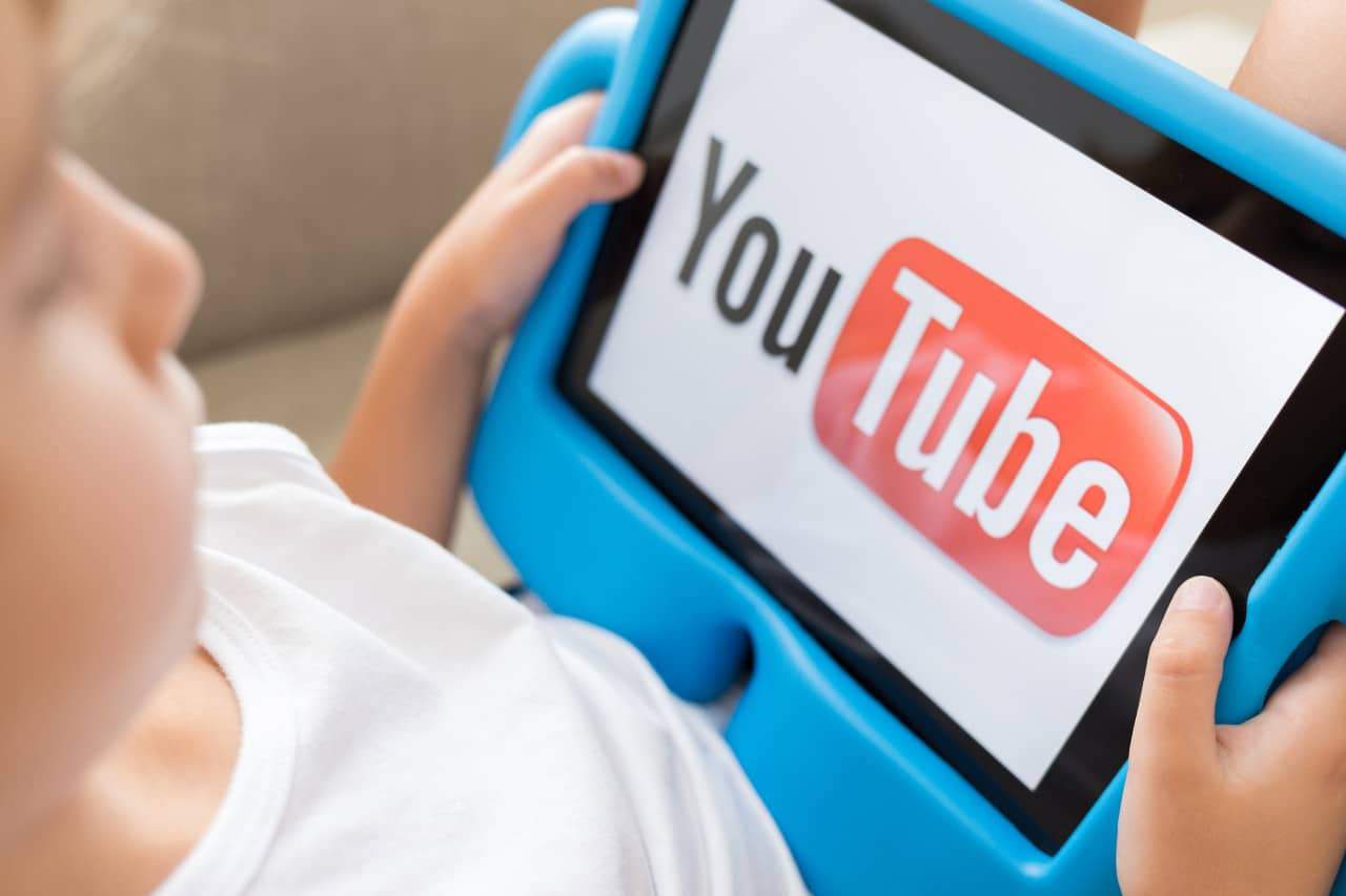 Criança com tablet assistindo YouTube