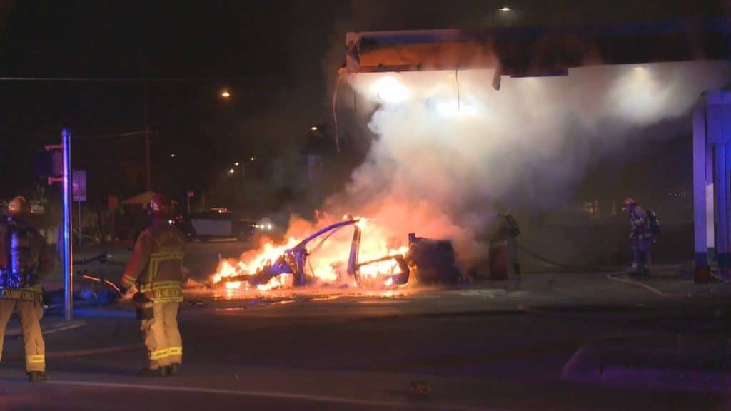 Imagens de um incêndio que atingiu um carro da Tesla em Austin