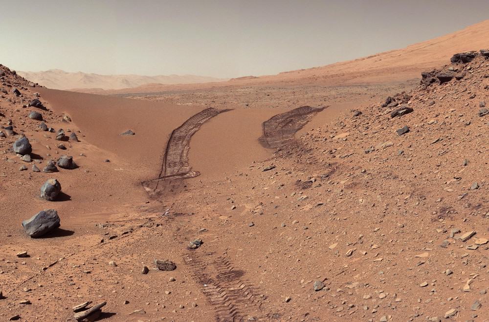 Imagem mostra a paisagem desértica de Marte. Tempestade menores de areia contribuíram para "secar" o planeta vermelho, que já foi casa de imensos lagos há milhões de anos