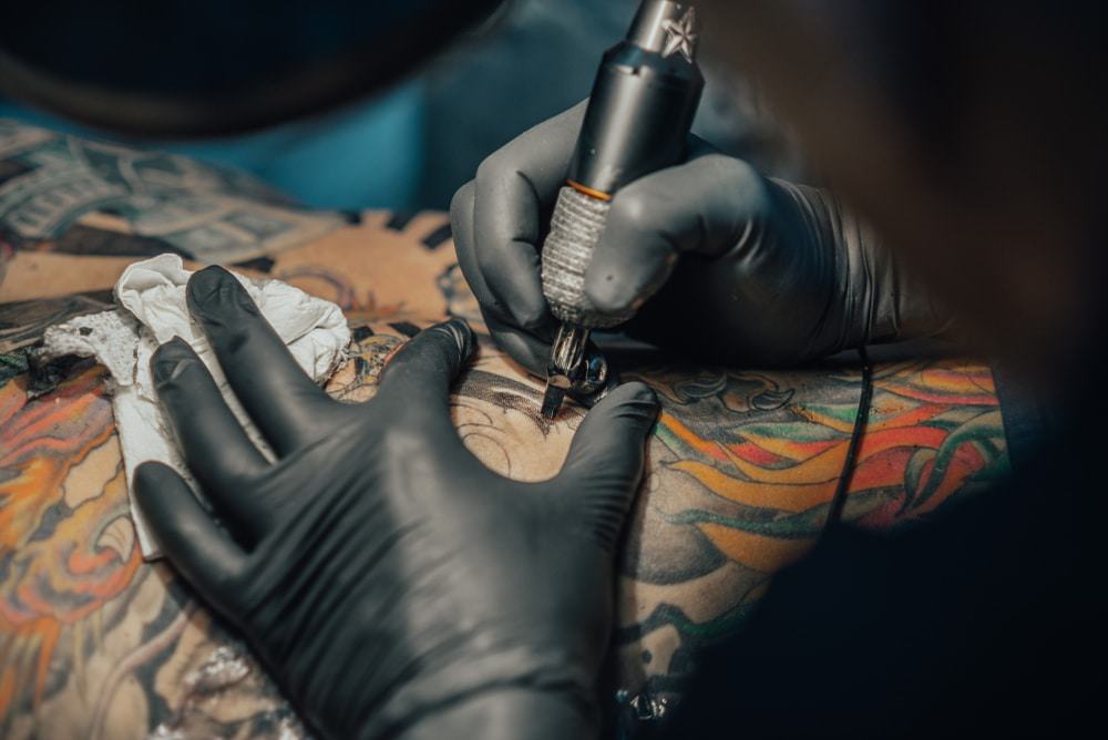 Homem fazendo tatuagem
