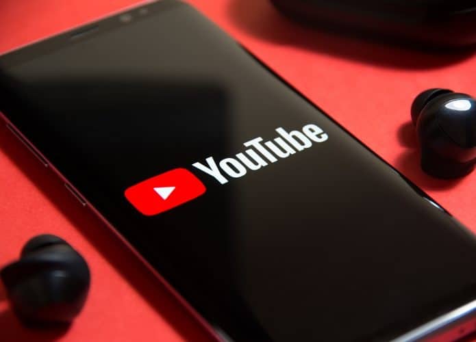 tela de celular com logo do YouTube