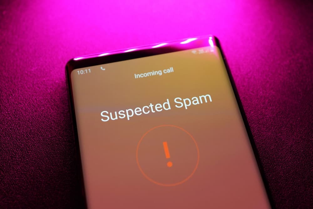 Imagem mostra um celular recebendo uma chamada suspeita de spam