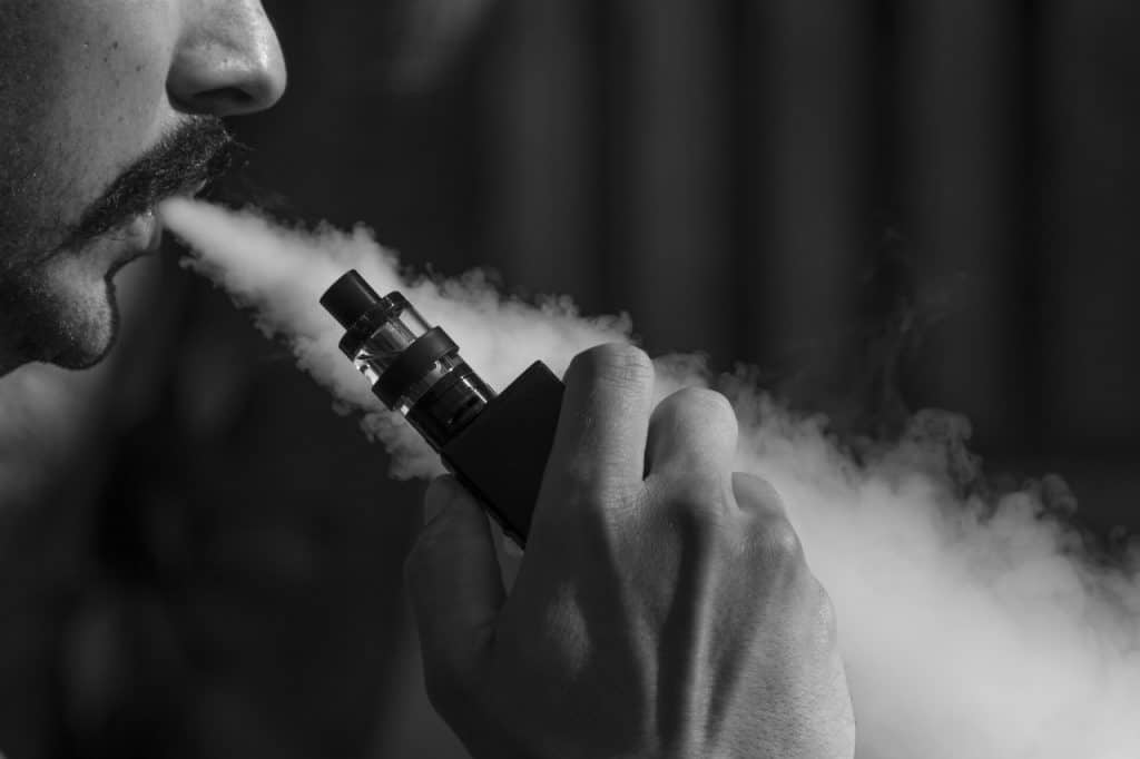 FDA lança alerta sobre vape com tabaco e diz que há "níveis alarmantes de uso juvenil"