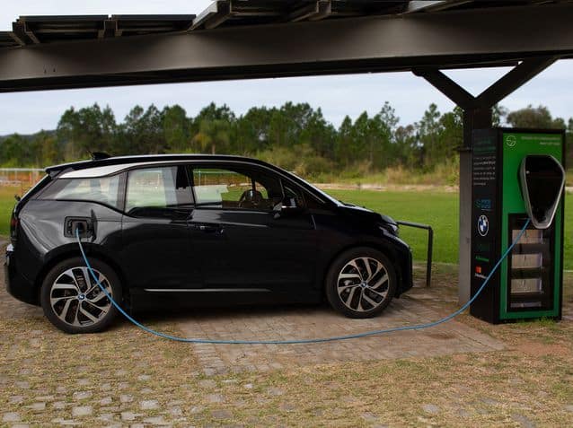 BMW cria sistema de recarga elétrica solar para carros no Brasil