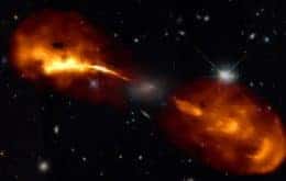 Astrônomos divulgam fotos de jatos de buraco negro em resolução nunca antes registrada