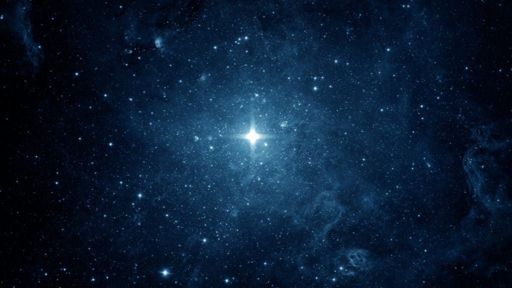 Objeto interestelar destacado em céu estrelado