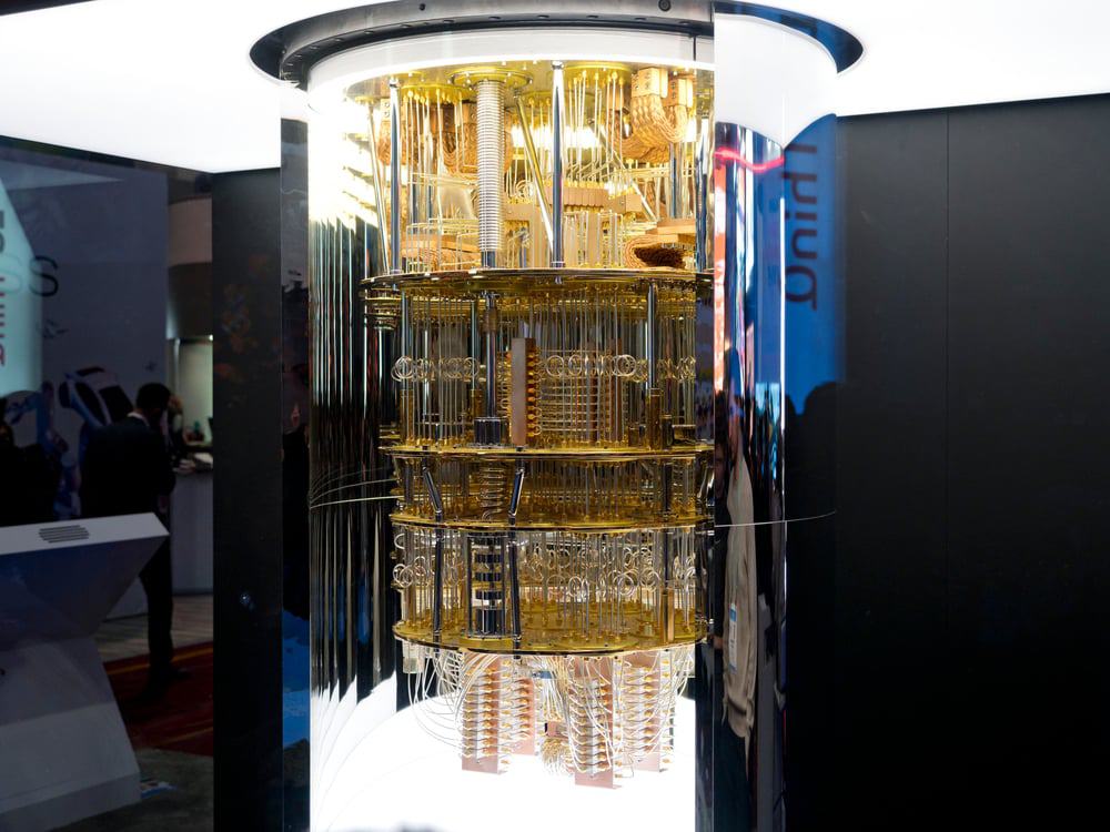 Nova descoberta pode trazer computadores quânticos, como o System One da IBM, em menos de 10 anos