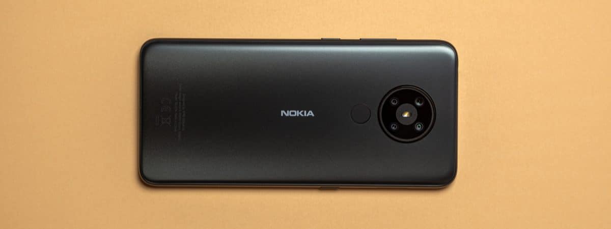 Nokia 5.3 preto sobre um fundo alaranjado