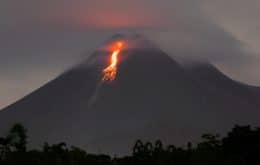 Erupção vulcânica na Indonésia cobre cidades com cinzas e expele lava por 3,5 km
