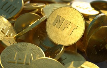 Pilha de moedas com a sigla NFT